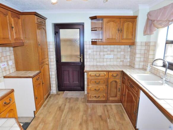 KITCHEN 2.JPG