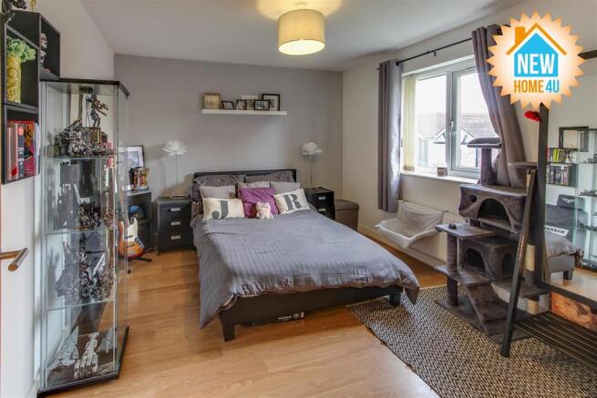 MAIN BEDROOM: