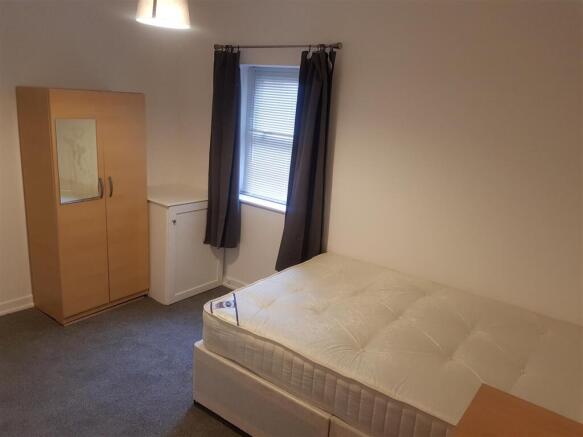 Flat 4, 67 Cedar Road Bedroom.jpg