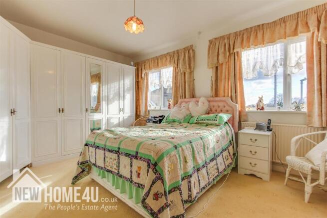 MASTER BEDROOM: