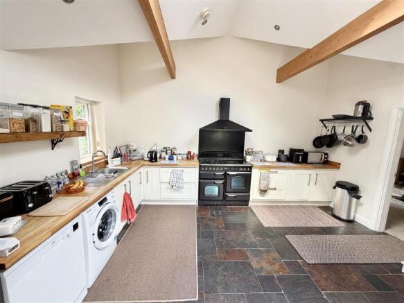 3 bed Semi-Detached for sale Image 4