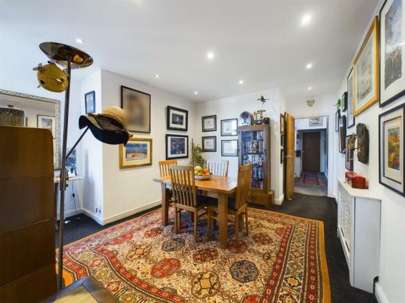 2 bed Flat for sale Image 5