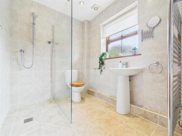 EN-SUITE SHOWER ROOM
