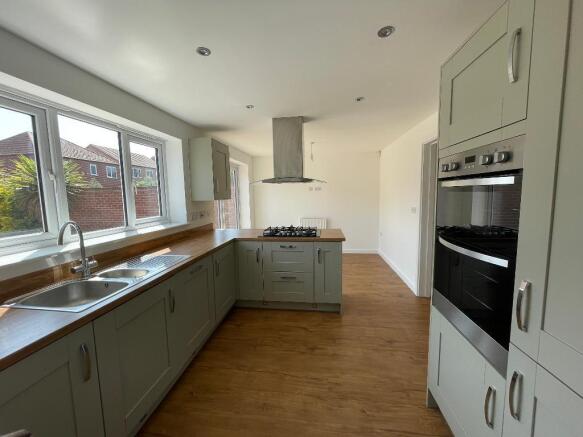 4 bed Detached to rent Image 2