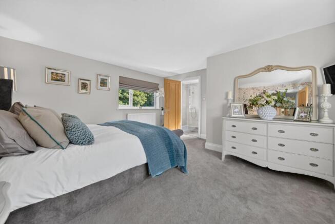 4 bed Detached for sale Image 9