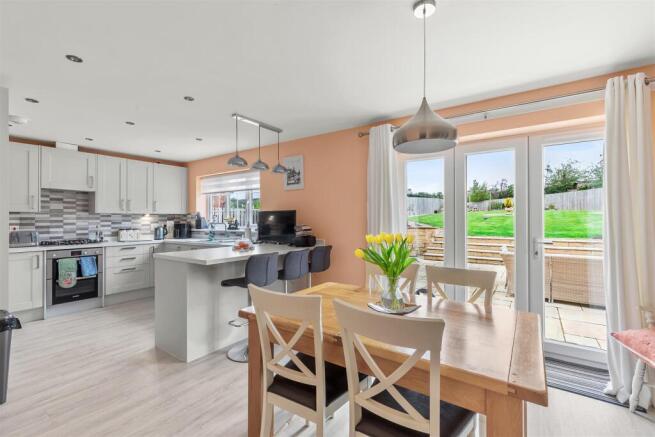 4 bed Detached for sale Image 11