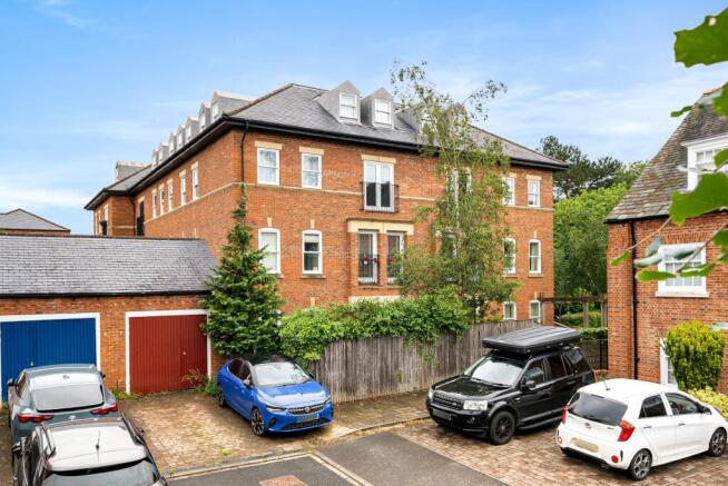 2 bed Flat for sale Image 11