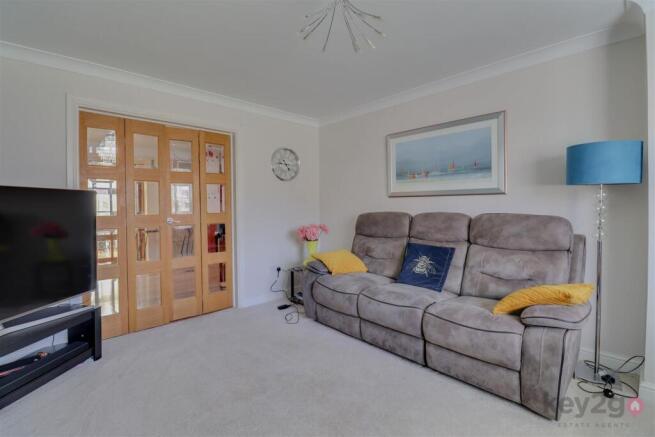 5 bed Detached to rent Image 4