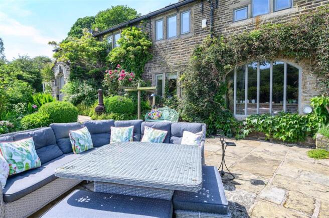 5 bed Detached for sale Image 6