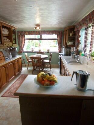 KITCHEN/BREAKFAST