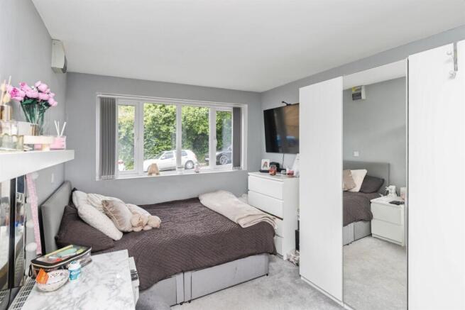 5 bed Town House for sale Image 7