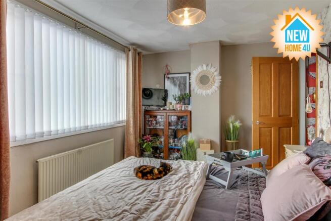 MAIN BEDROOM:
