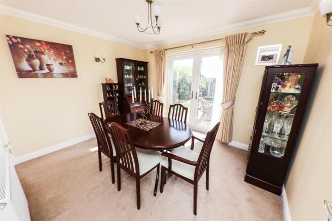 4 bed House for sale Image 8