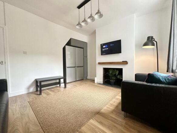 6 bed House to rent Image 4