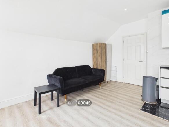 Studio to rent Image 4