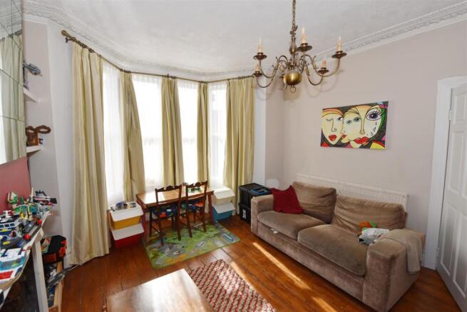 Lounge 1.jpg