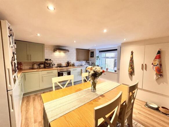 2 bed House for sale Image 5