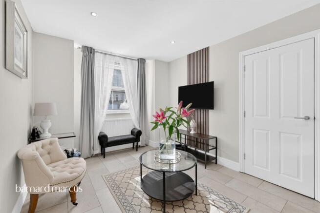 1-bed house on Washington Road, Worcester Park, £300,000