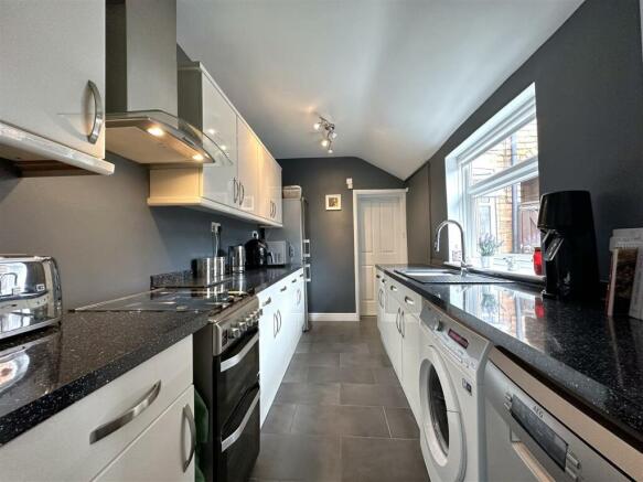 Modern Fitted Kitchen 914