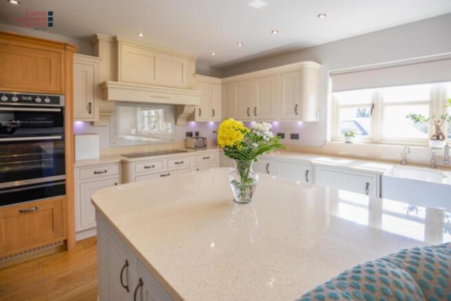 4 bed Detached for sale Image 8