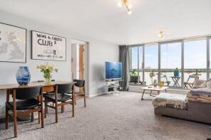 24, 2a Gateway House, Balham Hill, London SW12 9EE