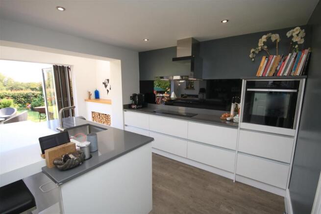 OPEN PLAN LIVING/ DINING KITCHEN