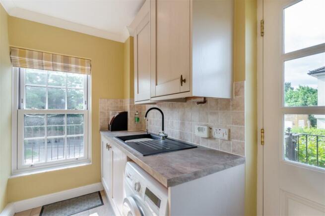 8559106-interior15.jpg