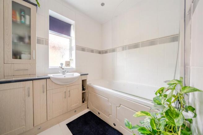 5 bed Semi-Detached for sale Image 12