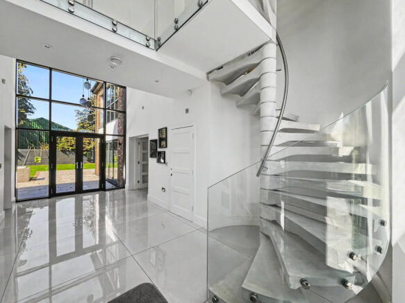 5 bed Detached for sale Image 4