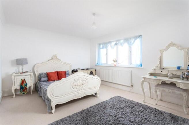 5 bed Detached for sale Image 7