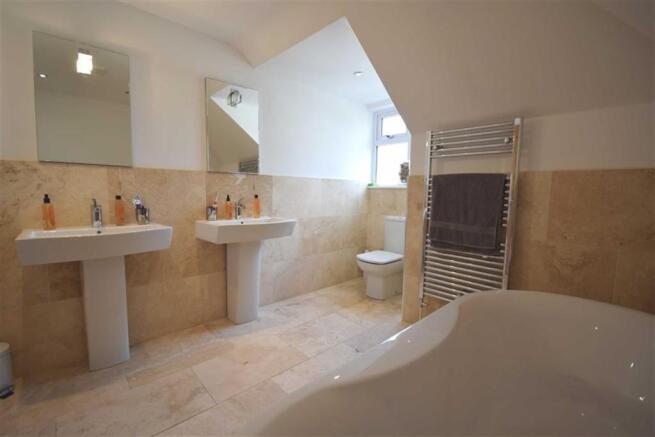BATHROOM EN SUITE