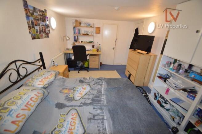 6 bed Terraced to rent Image 5
