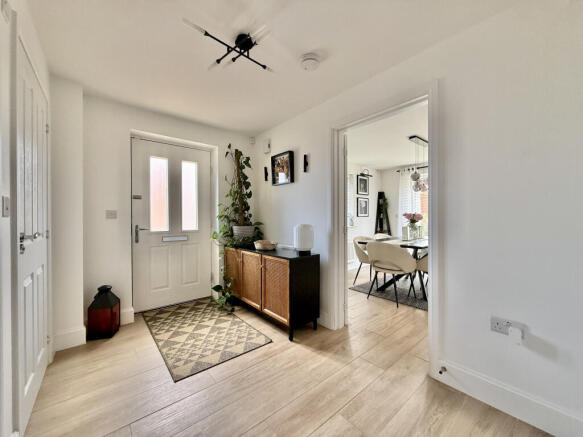 5 bed Detached for sale Image 7