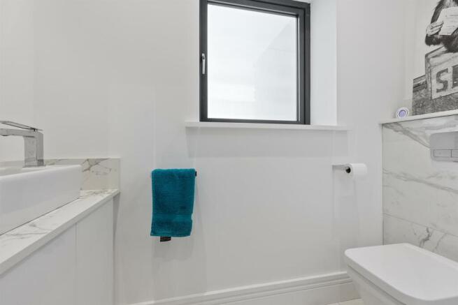5 bed Detached for sale Image 8