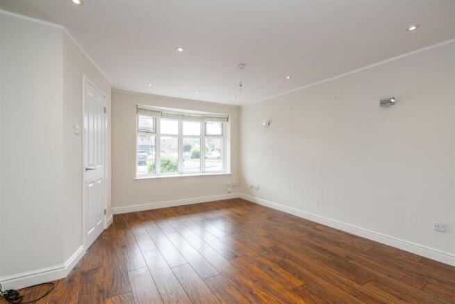 37 Hall Dale Close_6.jpg