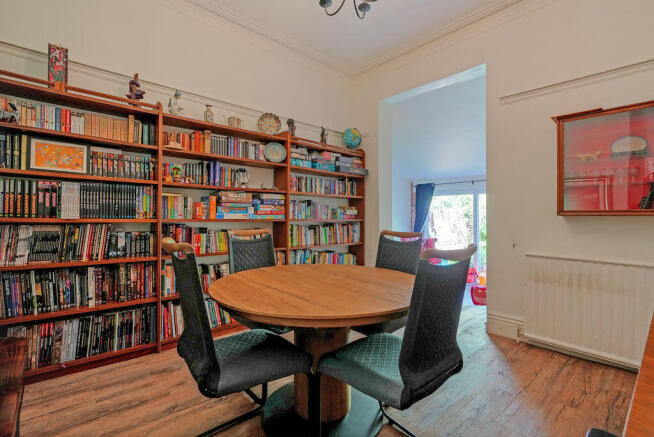 5 bed Semi-Detached for sale Image 9