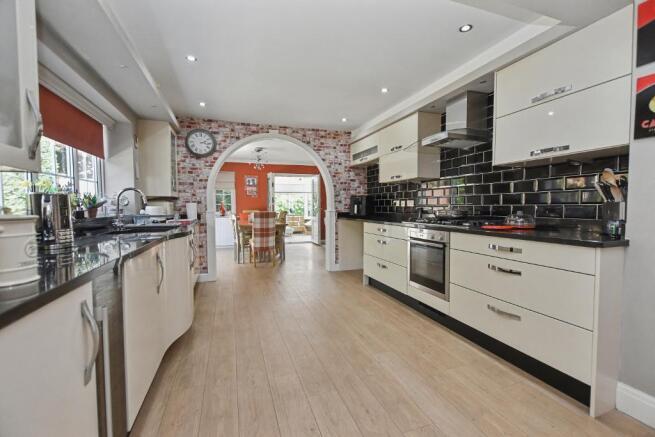 5 bed Detached for sale Image 10