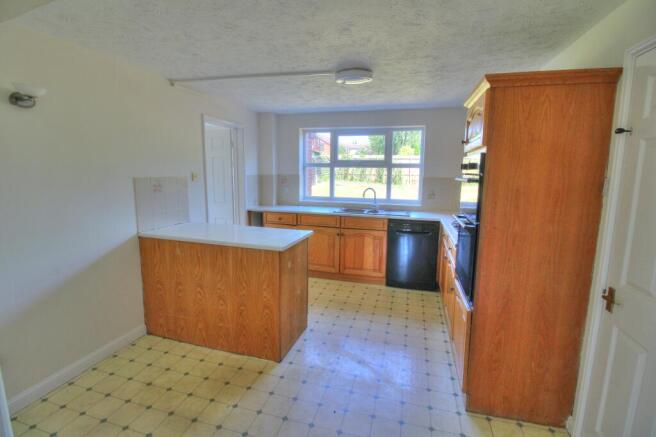 Kitchen/breakfast room photo two