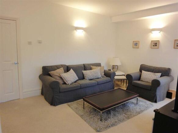 LIVING ROOM: