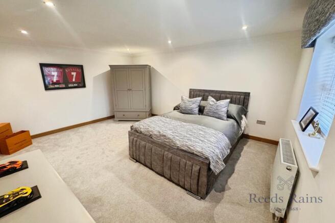 5 bed Detached for sale Image 5