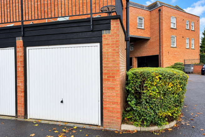 With GARAGE - Well Lane, Rothwell, Kettering photo 3
