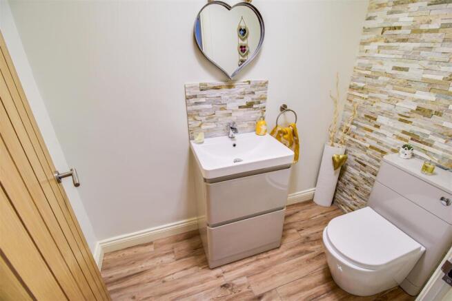 5 bed Detached for sale Image 11