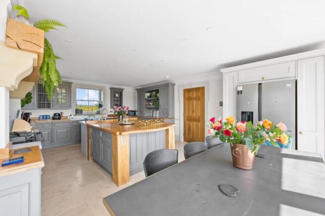 5 bed Detached for sale Image 8