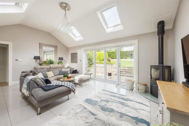 4 bed Semi-Detached for sale Image 4
