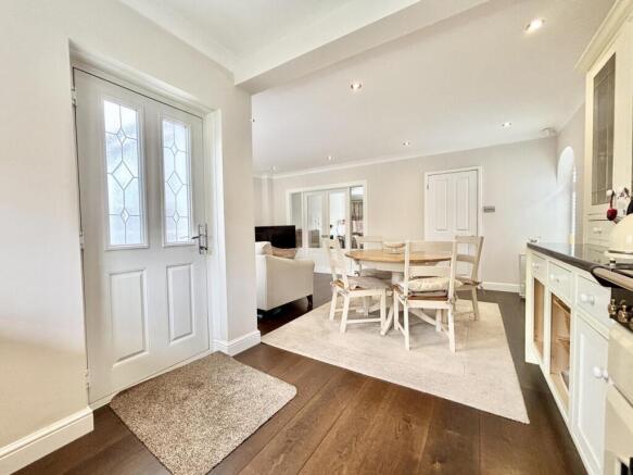 4 bed Detached for sale Image 9