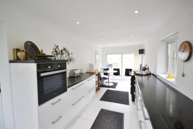 KITCHEN/BREAKFAST ROOM