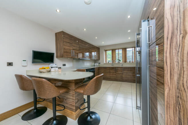 5 bed Detached for sale Image 5