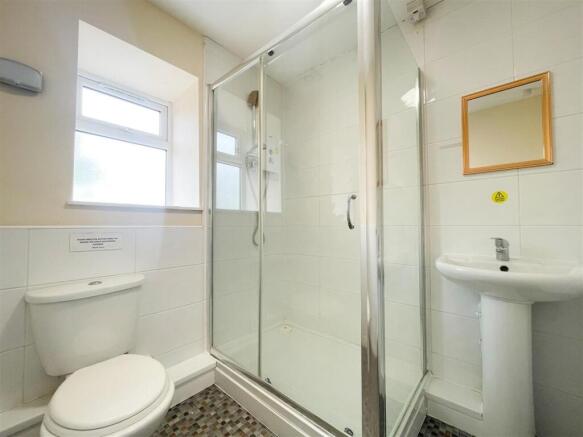 10 bed Detached to rent Image 10