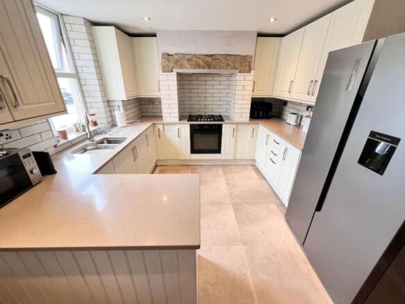 3 bed Terraced to rent Image 6