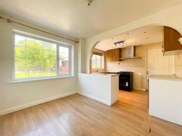 3 bed Semi-Detached to rent Image 5